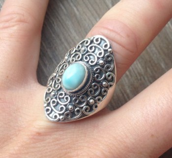 Zilveren ring gezet met Larimar in bewerkte kop maat 18 mm